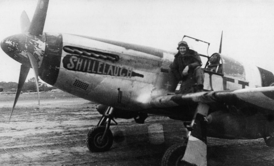 Kenneth Dahlberg with “Shillelaugh” in the earlier, pre August 1944 paint scheme, courtesy of Jack Cook collection