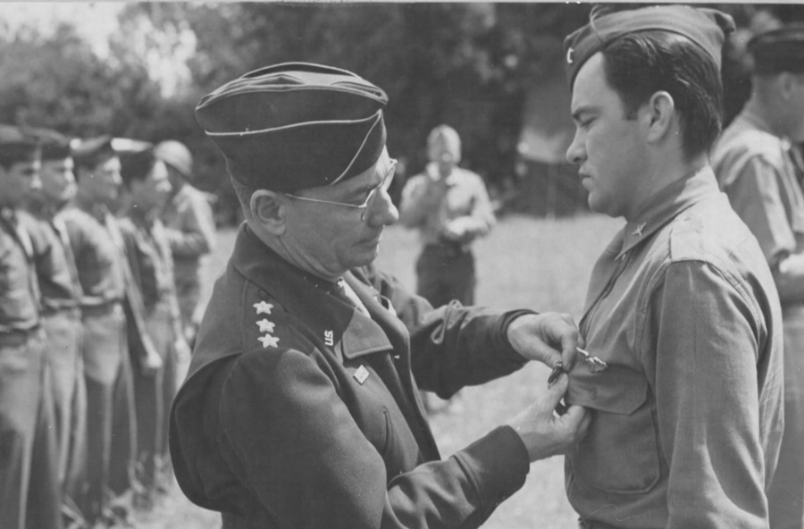 David B. O’Hara receives the Distinguished Flying Cross. Photo courtesy of Jack Cook collection.