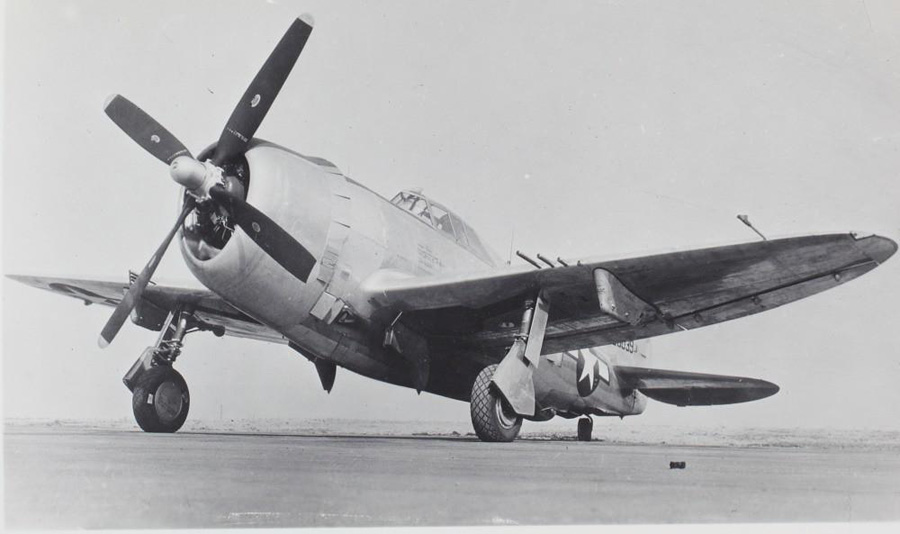 The propeller boss on the P-47D-22 with the Hamilton Standard paddle blade prop is noticeably blunter and shorter than the one on the Curtiss Electric prop. Photo Wikimedia Commons